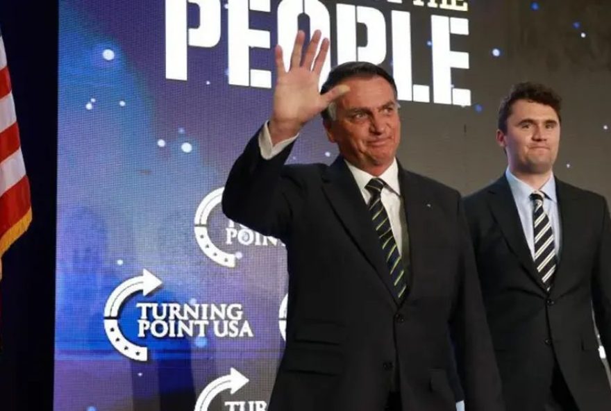 charlie-kirk-e-bolsonaro3A-evento-nos-eua-e-polemicas-com-o-judiciario-brasileiro