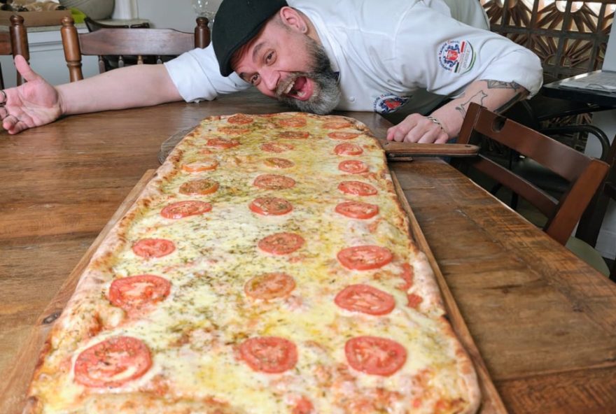 chef-cria-pizza-gigante-de-40-m2-para-celebrar-o-dia-da-pizza-no-litoral-de-sao-paulo