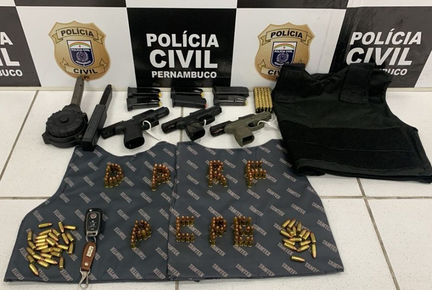 chefe-de-quadrilha-do-rn-e-preso-em-resort-de-luxo-em-porto-de-galinhas3A-armas-e-documentos-falsos-apreendidos