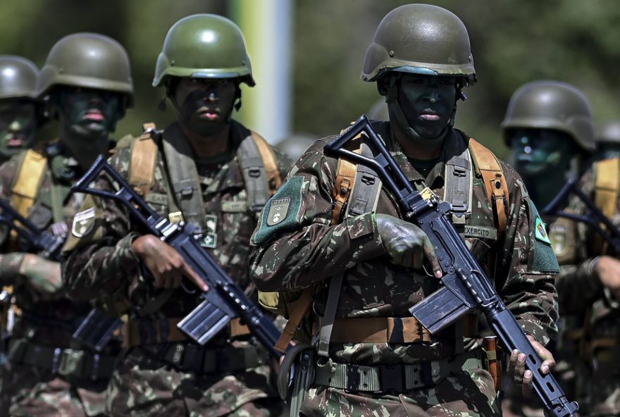 chefe-do-exercito-brasileiro-pede-reforco-antiaereo-e-de-drones-apos-ataque-a-venezuela