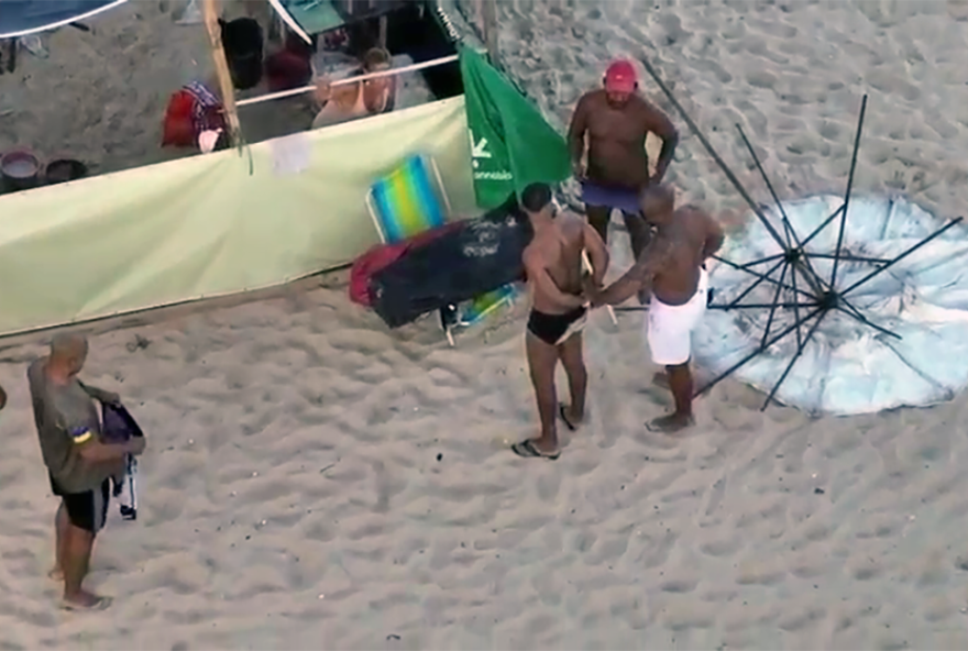 chefe-do-trafico-de-macae-e-preso-em-operacao-policial-na-praia-de-copacabana chefe-do-trafico-de-macae-e-preso-em-operacao-policial-na-praia-de-copacabana