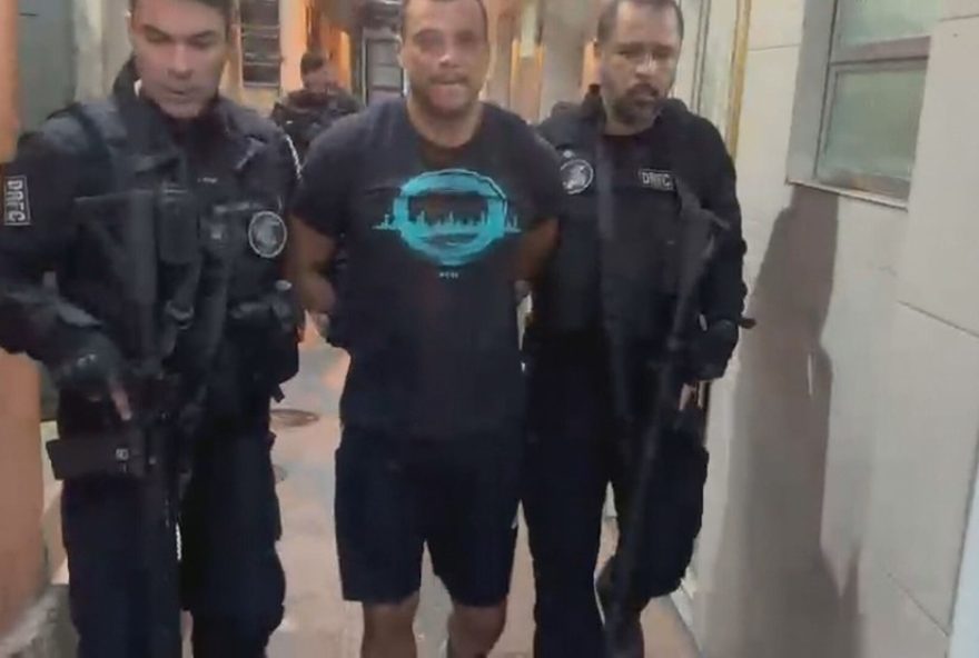 chefe-do-trafico-do-caju-e-preso-em-operacao-contra-roubos-de-carga-na-zona-portuaria-do-rio