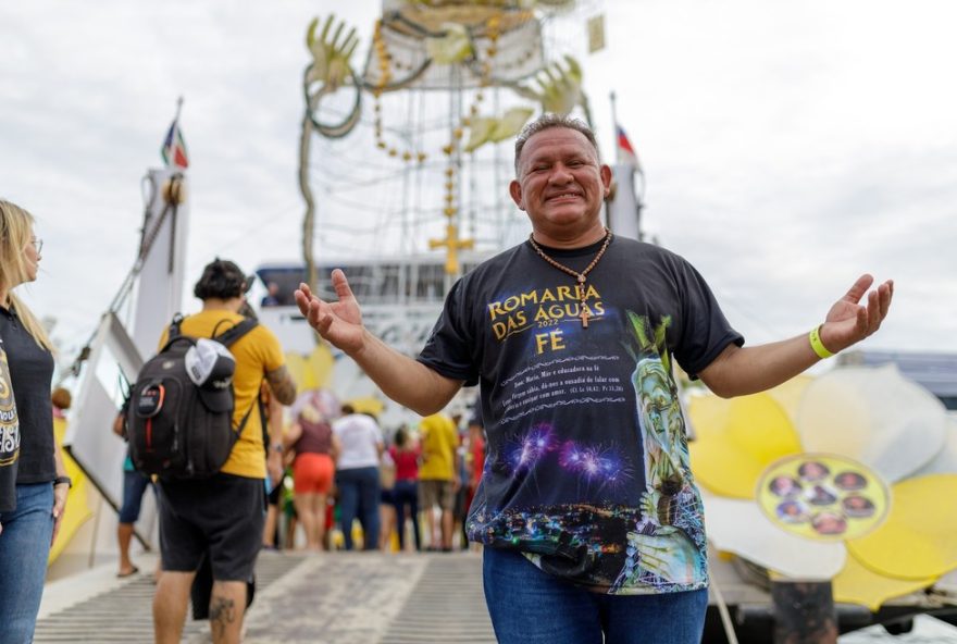 chegada-do-corpo-de-juarez-lima-em-parintins-emociona-a-populacao-em-ultima-homenagem-ao-renomado-artista-plastico