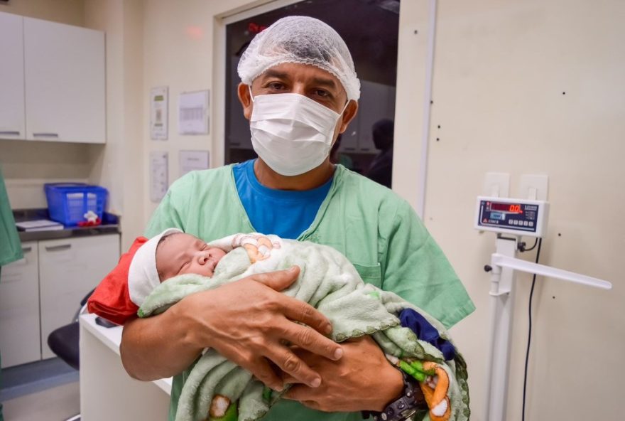 chegada-do-primeiro-bebe-do-natal-de-2025-em-manaus-emociona-familia-de-iranduba chegada-do-primeiro-bebe-do-natal-de-2025-em-manaus-emociona-familia-de-iranduba