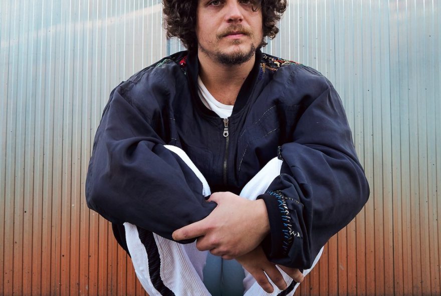 chico-chico-lanca-novo-album-let-it-burn-2F-deixa-arder-com-musicas-autorais-e-releituras-aos-fas-de-musica-brasileira