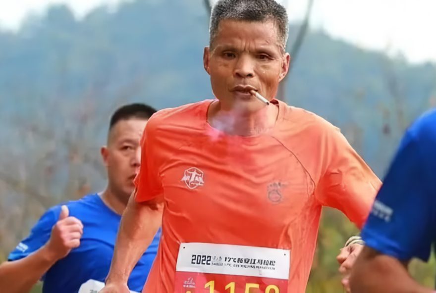 “Tio Chen, corredor conhecido por fumar durante maratonas, é banido de competições por dois anos