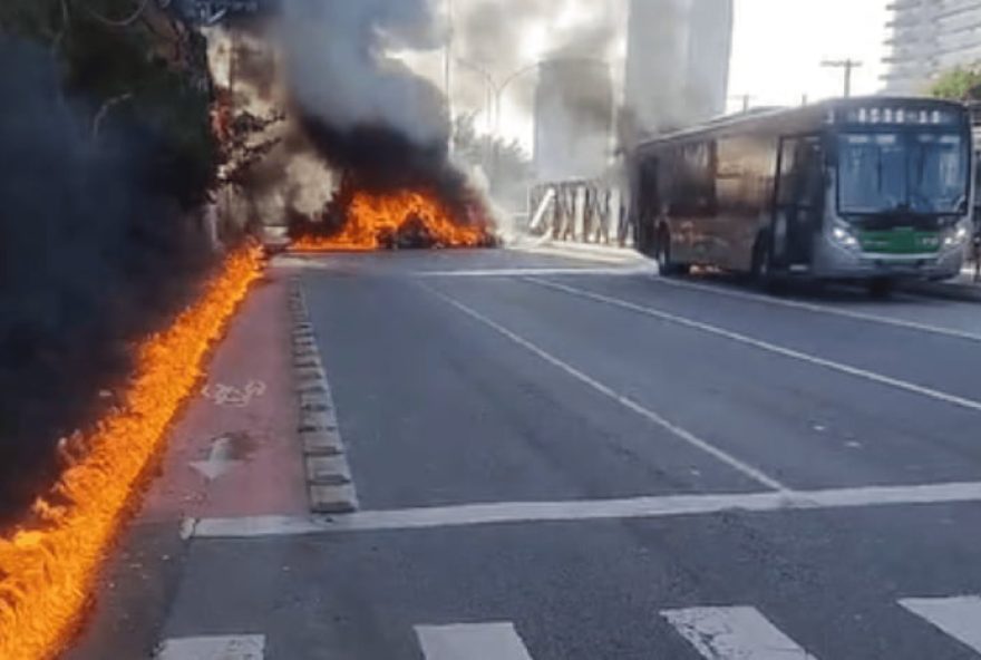 choque-em-sp3A-motorista-de-onibus-atingido-por-aviao-chora-apos-acidente