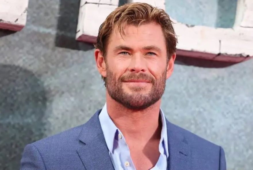 chris-hemsworth-surpreende-seguidores-com-acrobacias-e-22pegadinha22-divertida-ao-ensinar-filho3A-confira-23thornamortal-23vodaskywalker