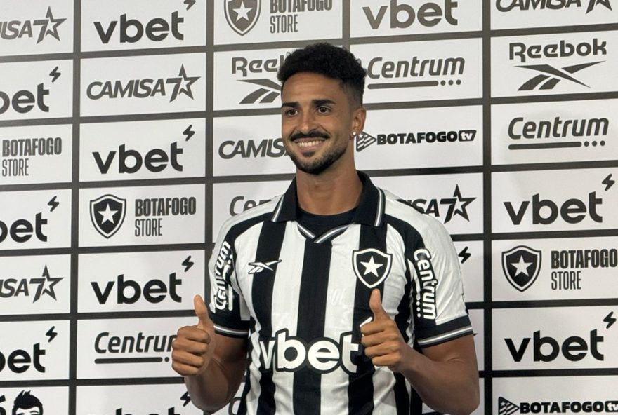 chris-ramos-e-apresentado-pelo-botafogo-e-se-destaca-com-dois-gols-em-estreia