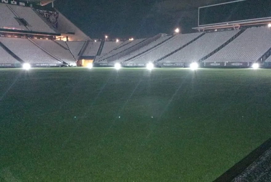 chuva-adia-derbi-entre-palmeiras-e-corinthians3A-rivalidade-no-gramado.-veja-brincadeira-do-allianz-parque-e-provocacao-da-neo-quimica-arena