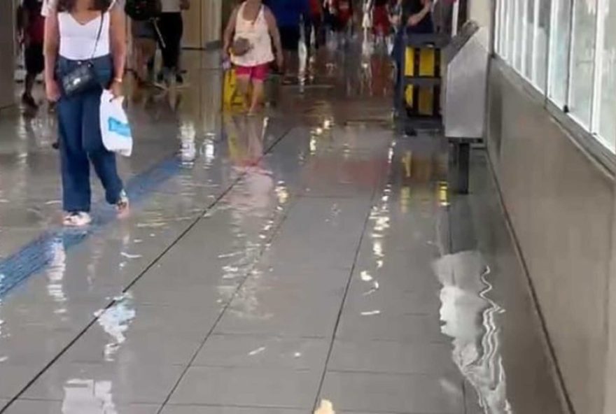 chuva-alaga-estacao-da-cptm-em-ferraz-de-vasconcelos3A-imagens-mostram-acao-de-limpeza-apos-temporal-de-aguarda-posicionamento-da-companhia