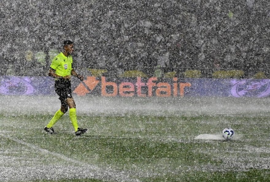 chuva-alaga-gramado-de-sao-januario-e-paralisa-vasco-x-internacional3A-dirigentes-discutem-adiamento-da-partida chuva-alaga-gramado-de-sao-januario-e-paralisa-vasco-x-internacional3A-dirigentes-discutem-adiamento-da-partida
