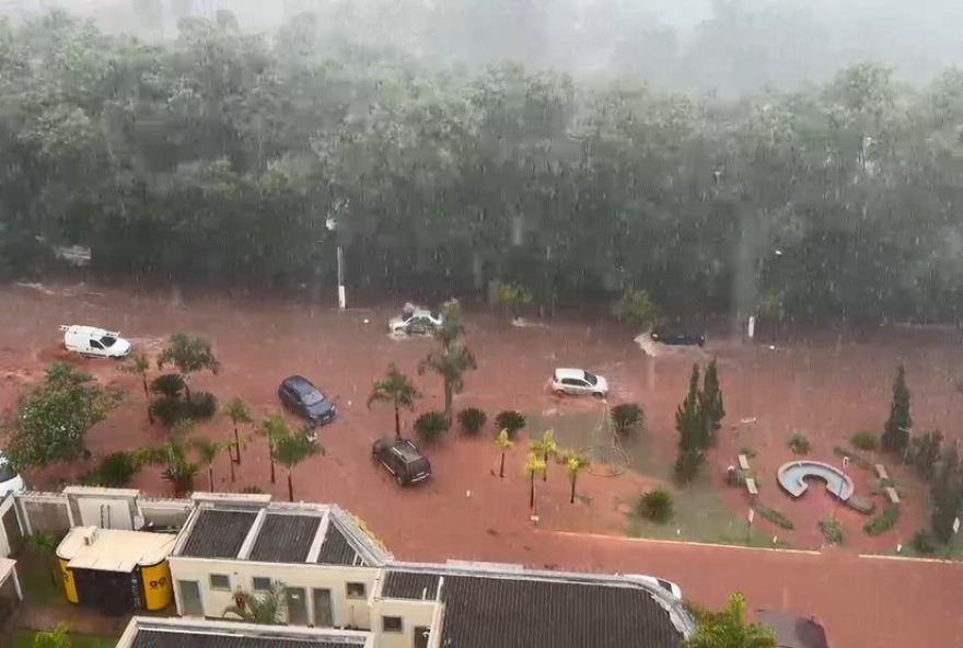 chuva-alaga-ruas-de-uberlandia-e-causa-transtornos-no-transito3A-o-que-fazer3F