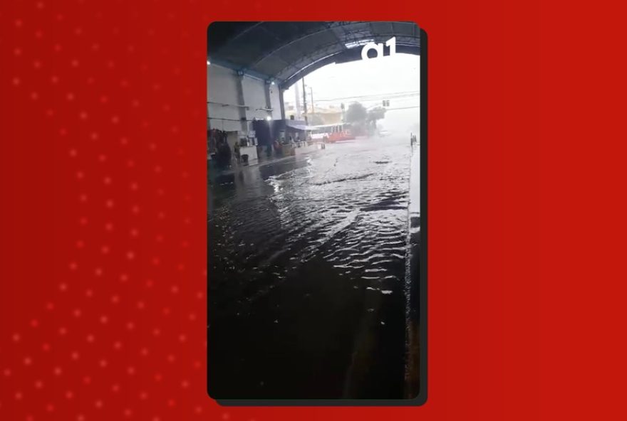 chuva-alaga-terminal-2-e-ruas-em-manaus3B-videos-dos-estragos-nesta-sexta-feira