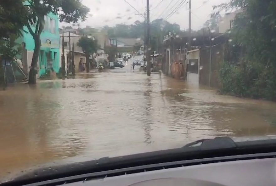 chuva-causa-alagamentos-e-deixa-carro-submerso-em-guaratingueta3A-confira-as-imagens chuva-causa-alagamentos-e-deixa-carro-submerso-em-guaratingueta3A-confira-as-imagens