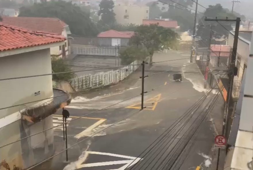 chuva-causa-alagamentos-e-transtornos-em-lavras2C-mg3A-resgate-de-moradores-e-prejuizos-na-cidade