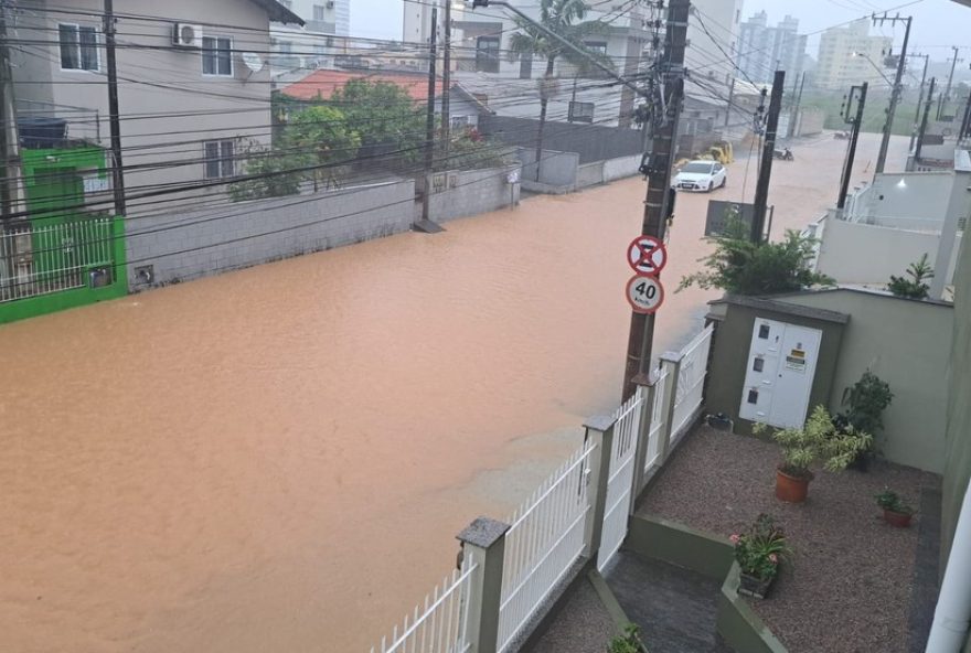 chuva-causa-alagamentos-em-palhoca-e-blumenau2C-sc3A-volume-esperado-para-janeiro-em-uma-hora