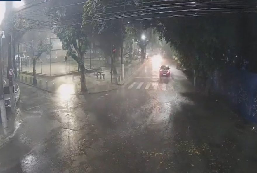chuva-causa-alagamentos-na-zona-norte-do-rio3B-defesa-civil-emite-alerta-aos-celulares chuva-causa-alagamentos-na-zona-norte-do-rio3B-defesa-civil-emite-alerta-aos-celulares