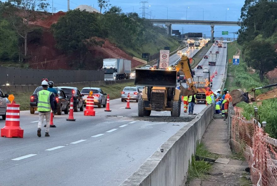 chuva-causa-erosao-na-via-dutra-em-sao-jose-dos-campos3A-faixas-interditadas-e-congestionamento-de-5km-no-km-146.-equipes-atuam-na-solucao-do-problema chuva-causa-erosao-na-via-dutra-em-sao-jose-dos-campos3A-faixas-interditadas-e-congestionamento-de-5km-no-km-146.-equipes-atuam-na-solucao-do-problema