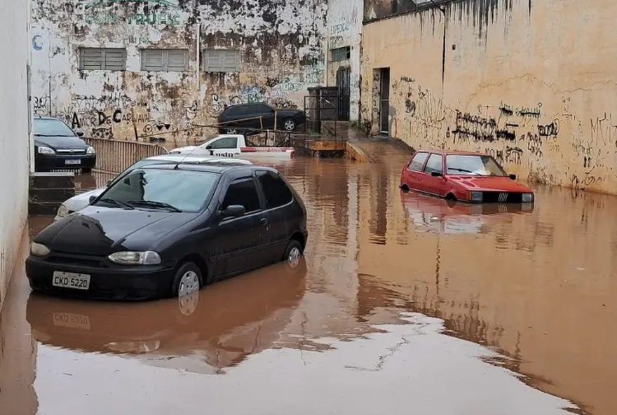 chuva-causa-estragos-em-itapetininga-com-alagamentos-e-veiculos-submersos