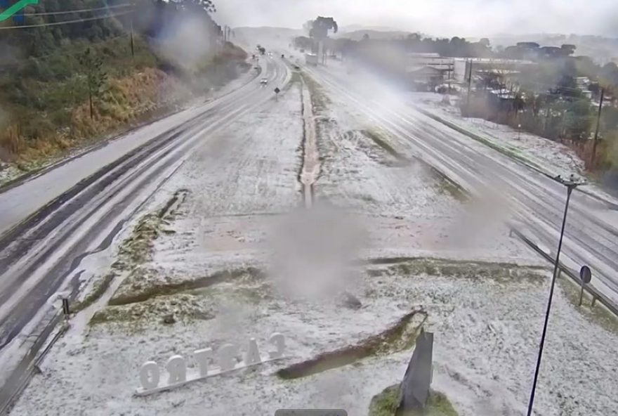 chuva-de-granizo-cobre-rodovia-em-menos-de-3-minutos-no-parana