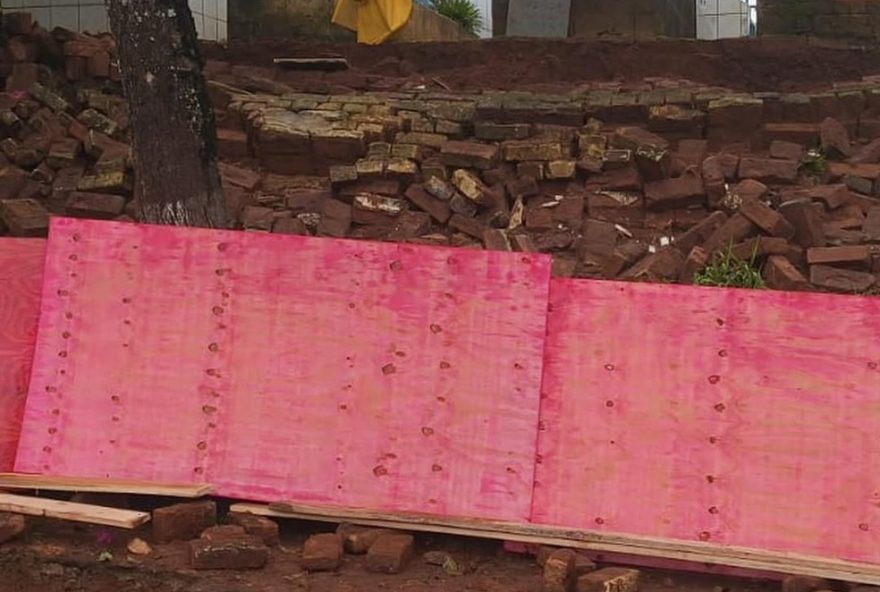 chuva-derruba-muro-de-cemiterio-em-lagoinha2C-sp-veja-a-foto chuva-derruba-muro-de-cemiterio-em-lagoinha2C-sp-veja-a-foto