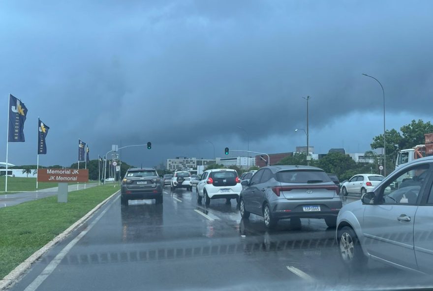 chuva-em-brasilia-causa-transtornos3A-onibus-atola-e-voos-sao-desviados chuva-em-brasilia-causa-transtornos3A-onibus-atola-e-voos-sao-desviados