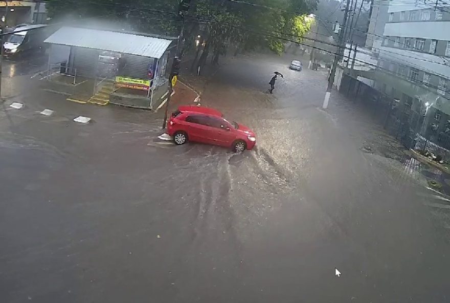 chuva-em-campinas3A-alagamentos-e-goteiras-no-terminal-mercado
