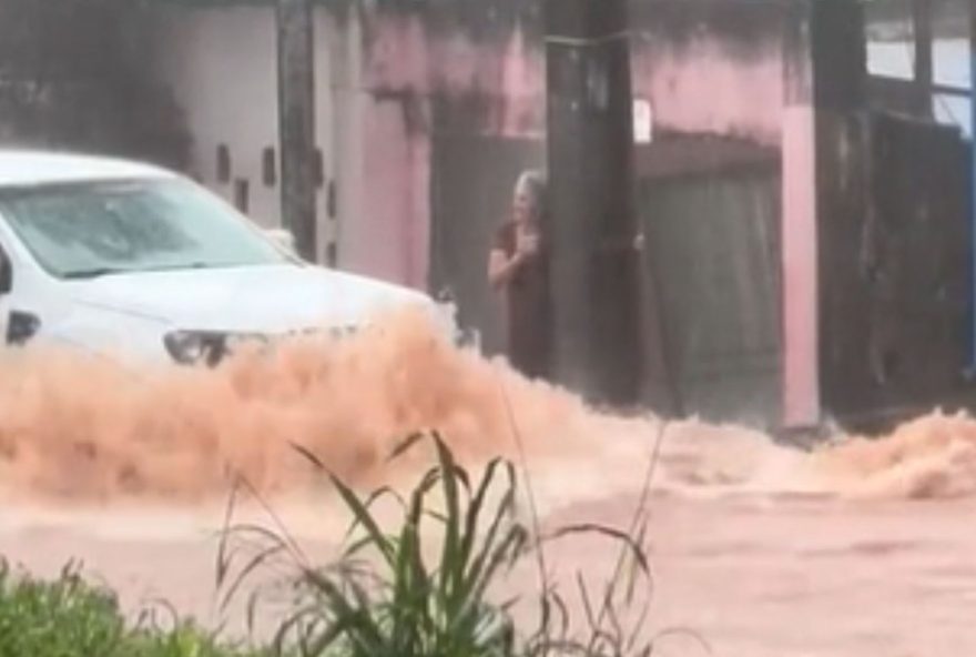 chuva-em-goiania-causa-alagamentos-e-estragos3B-moradores-sao-resgatados-da-enxurrada