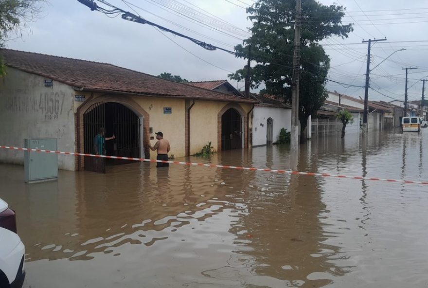 chuva-em-guaratingueta3A-ruas-alagadas-e-carros-submersos