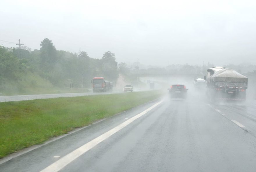 chuva em rodovia