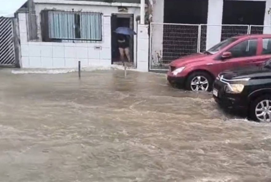 chuva-em-salvador-provoca-alagamentos-e-estragos-em-diversos-bairros chuva-em-salvador-provoca-alagamentos-e-estragos-em-diversos-bairros