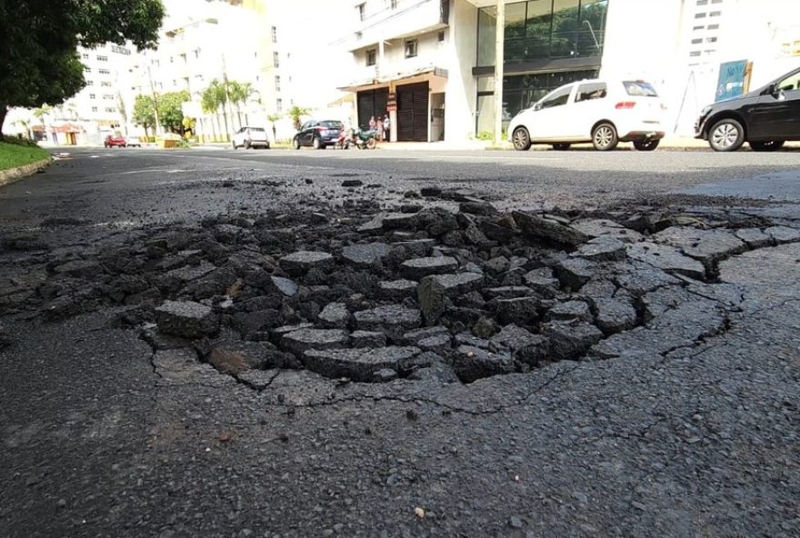 chuva-em-uberlandia-e-uberaba3A-arvores-derrubadas-e-telhados-danificados