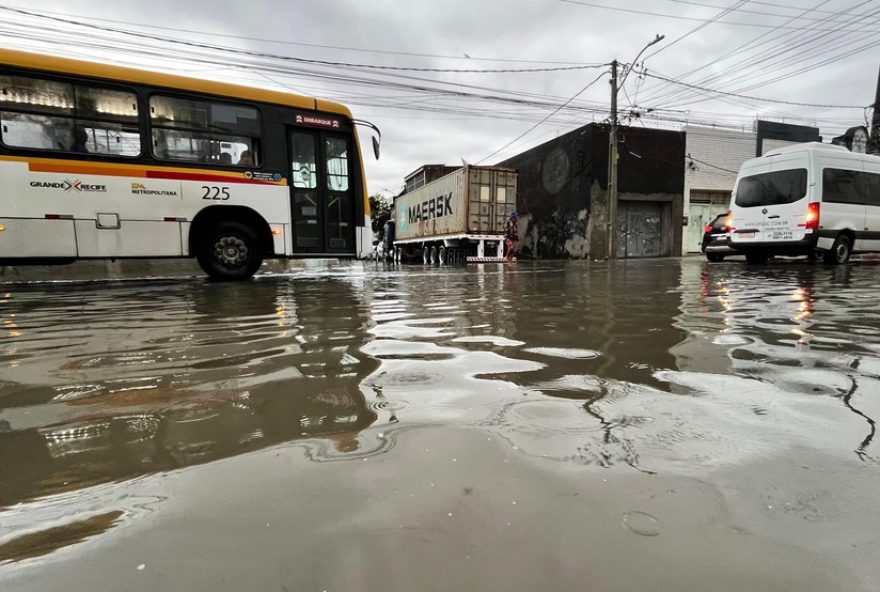 chuva-forte-alaga-ruas-e-causa-queda-de-arvore-no-recife3A-confira-os-impactos-na-regiao-metropolitana