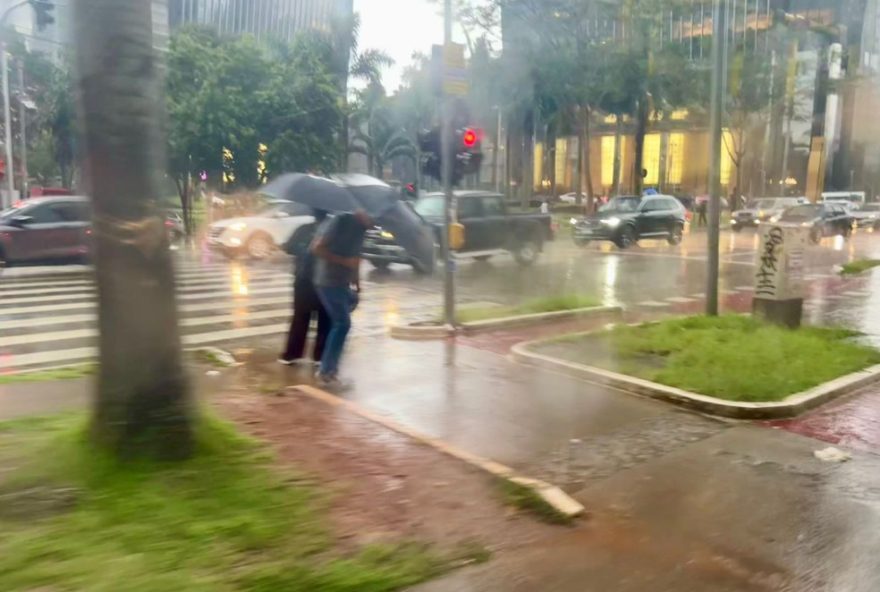 chuva-forte-atinge-sao-paulo-e-regioes-entram-em-estado-de-atencao-para-alagamentos3A-dicas-de-seguranca-e-prevencao