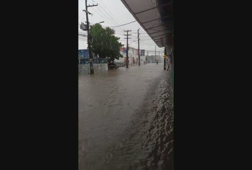 chuva-forte-causa-alagamentos-e-transtornos-no-grande-recife3A-aulas-suspensas-e-metro-interditado