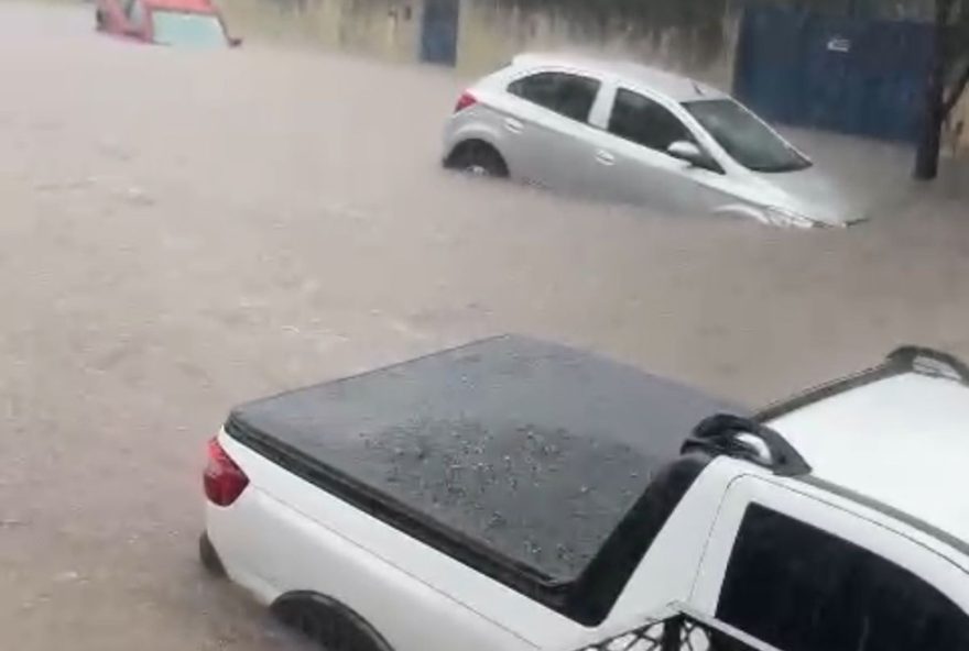 chuva-forte-causa-alagamentos-em-varios-pontos-de-divinopolis