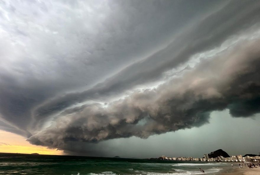 chuva-forte-e-granizo-causam-alerta-no-rio-de-janeiro3B-prefeito-se-pronuncia