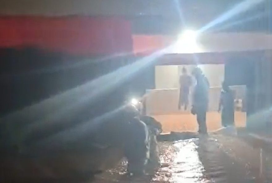 chuva-forte-em-brasilia3A-hospital-alagado2C-arvores-derrubadas-e-voos-cancelados