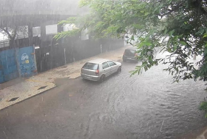chuva-forte-no-rio3A-cidade-entra-em-estagio-2-de-atencao