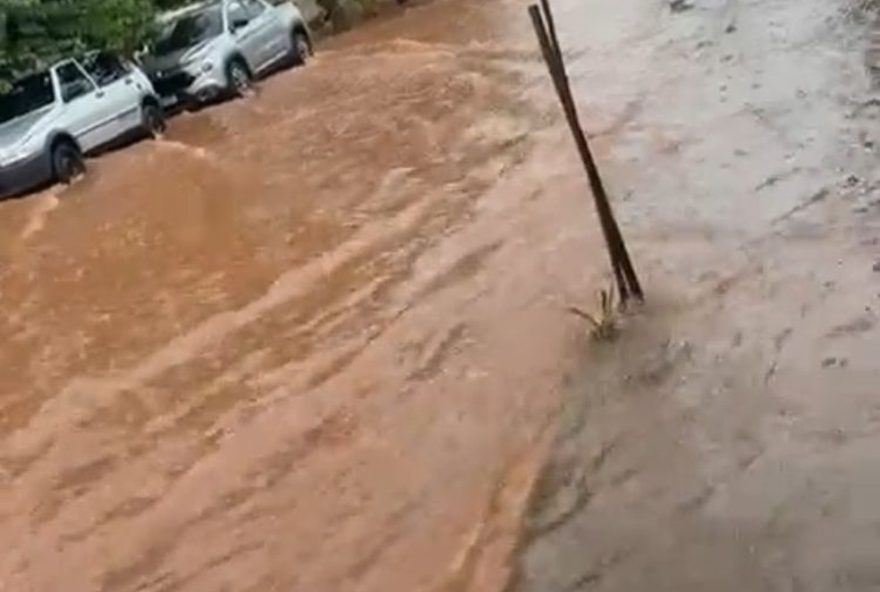 chuva-forte-provoca-alagamentos-em-pompeu3A-veja-videos-dos-estragos