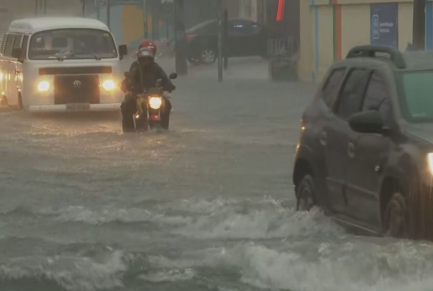 chuva-forte-provoca-alagamentos-em-ruas-do-recife3A-video-e-fotos