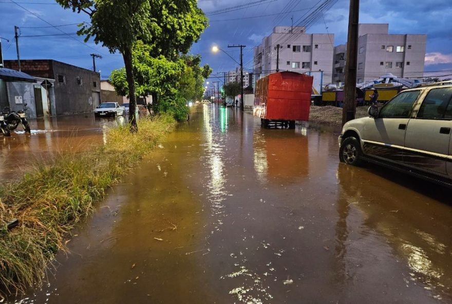 chuva-intensa-alaga-ruas-do-bairro-morumbi-em-uberlandia3A-defesa-civil-em-alerta