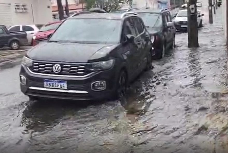 chuva-intensa-alaga-ruas-e-avenidas-em-mogi-das-cruzes3A-transtornos-e-semaforos-inoperantes