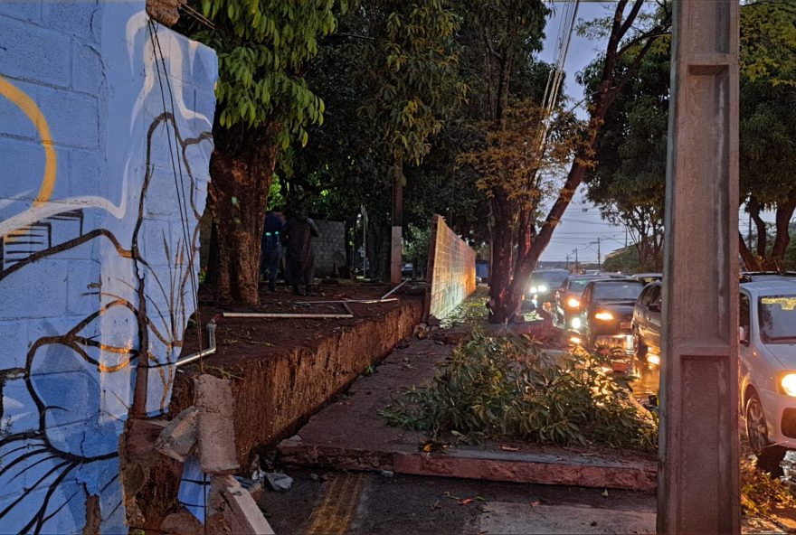 chuva-intensa-causa-a-queda-do-muro-da-equatorial-em-goiania.-assista-ao-video