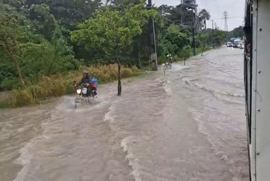 chuva-intensa-causa-alagamentos-e-deslizamentos-em-manaus3A-veja-video-da-avenida-alagada chuva-intensa-causa-alagamentos-e-deslizamentos-em-manaus3A-veja-video-da-avenida-alagada