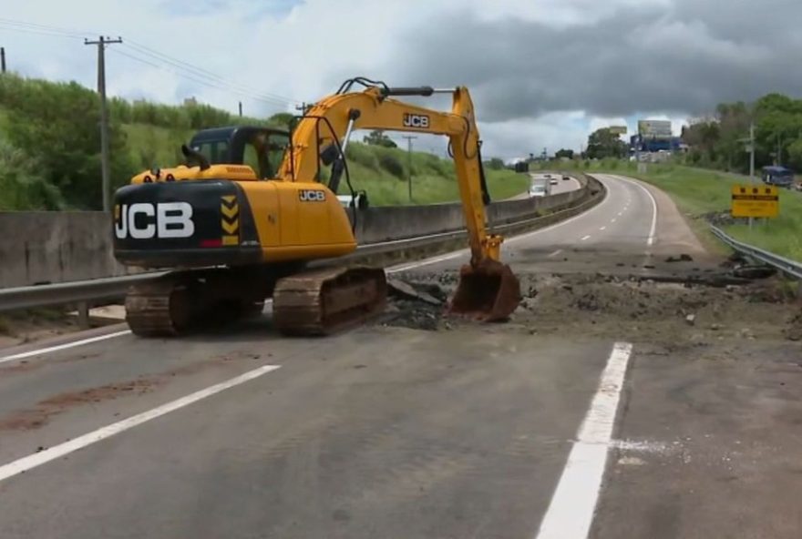 chuva-intensa-causa-alagamentos-e-interdicao-na-rodovia-sp-101-em-hortolandia2C-sp chuva-intensa-causa-alagamentos-e-interdicao-na-rodovia-sp-101-em-hortolandia2C-sp