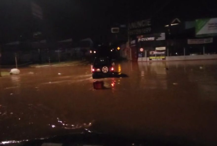 chuva-intensa-causa-alagamentos-e-queda-de-arvores-em-bauru3A-equipes-trabalham-para-normalizar-situacao