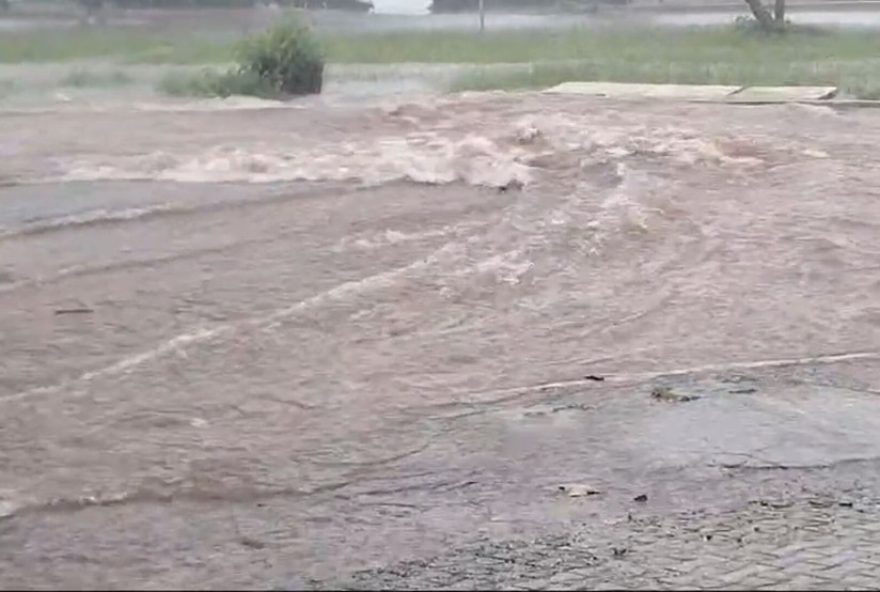 chuva-intensa-causa-destruicao-no-distrito-federal3A-veja-os-estragos-e-a-solidariedade-da-populacao