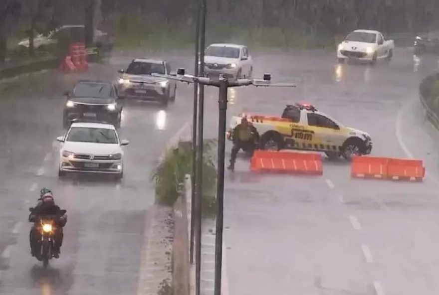 chuva-intensa-e-rajadas-de-vento-provocam-transtornos-em-goiania chuva-intensa-e-rajadas-de-vento-provocam-transtornos-em-goiania